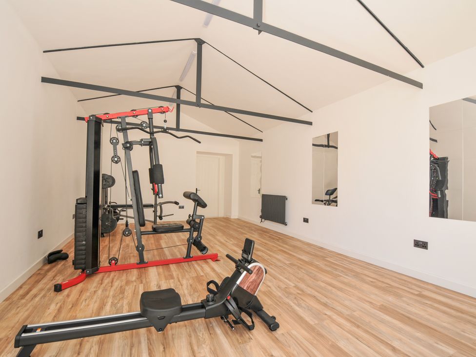 A gym with exercise machines and mirrors at Boathyde in Northam