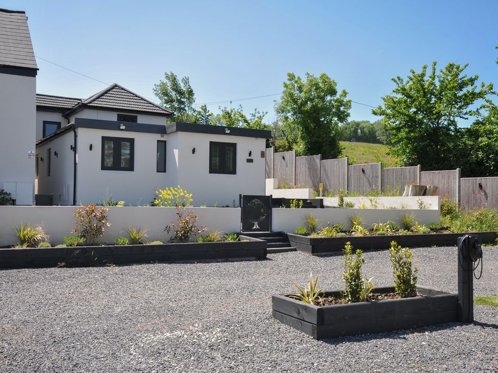 A house with plants and gravel driveway at The Mooring in Northam