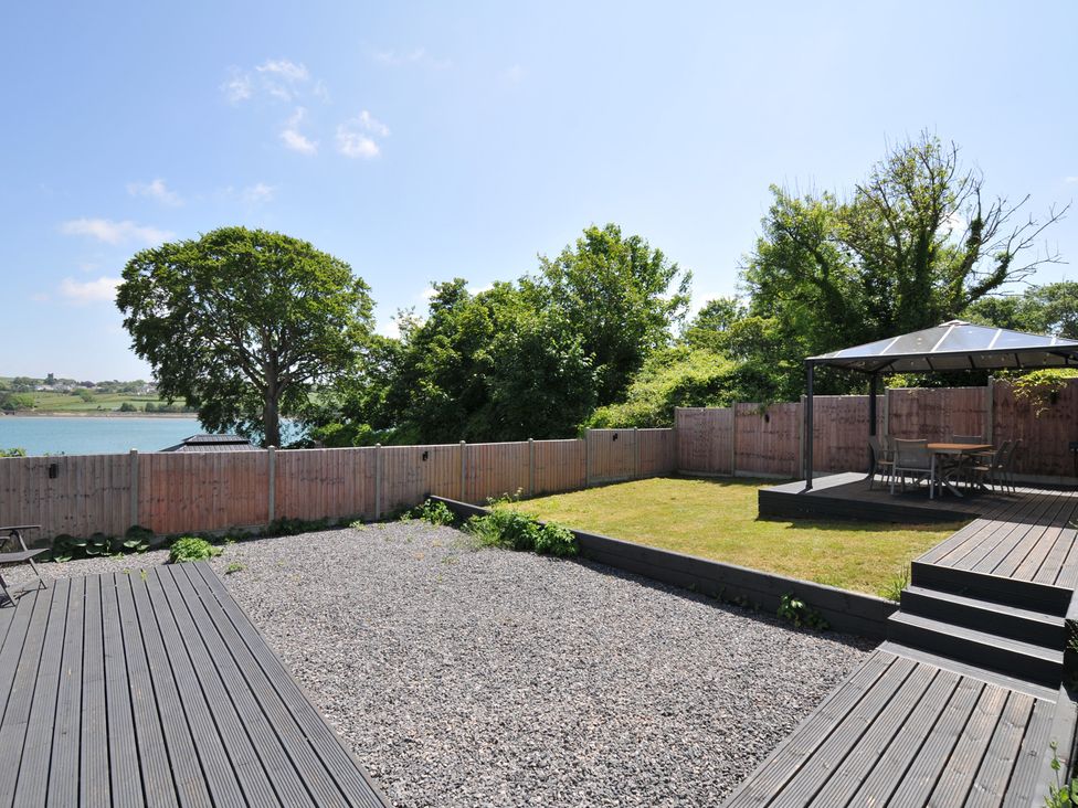 A garden with a gazebo and trees at The Mooring in Northam