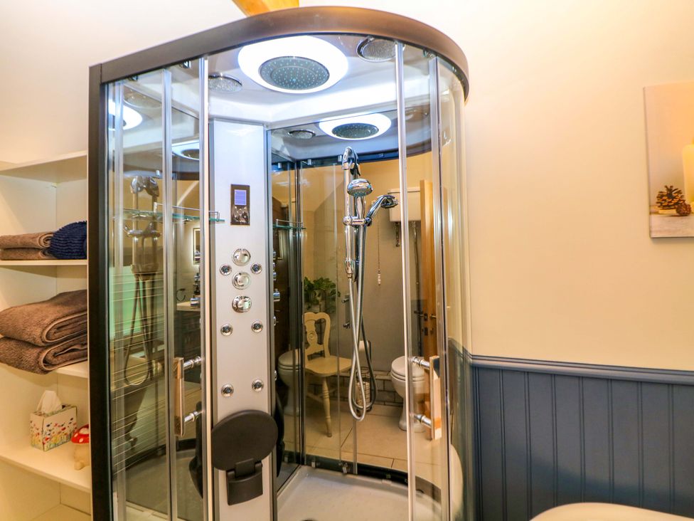 A shower and towels in the bathroom at Horsedale Barn in Bonsall