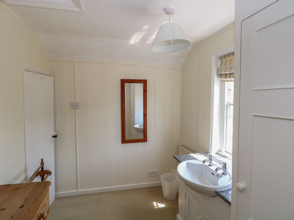 A bathroom with a washbasin and mirror at Iona Cottage Southwold