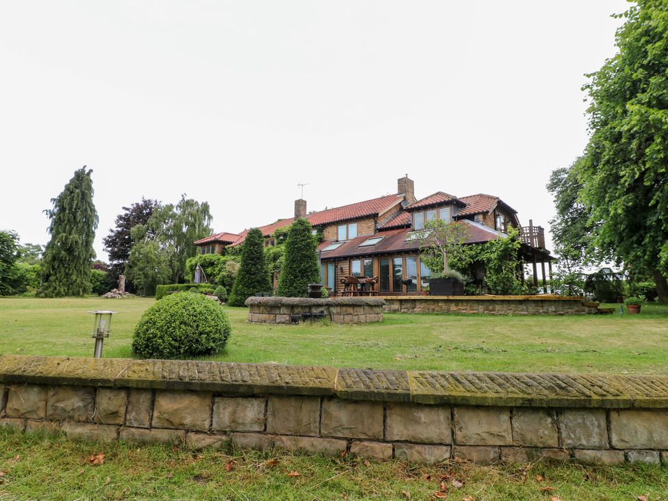 A house with a garden at Old Mill House in Cuckney