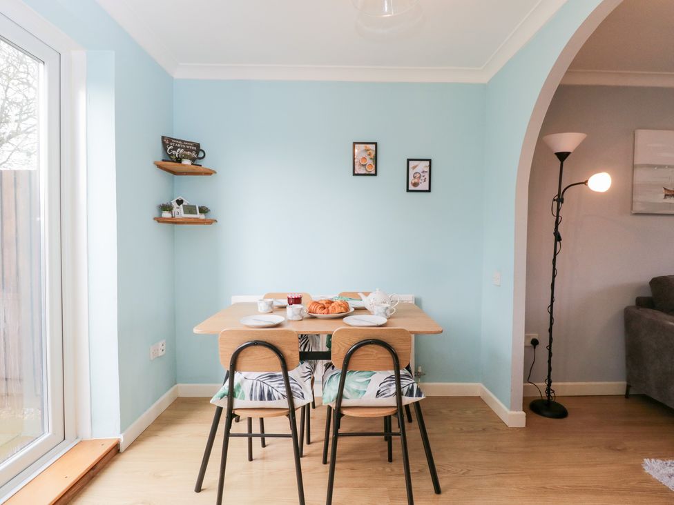 A dining room with a table and chairs at 20 Honeycroft Bourton-On-The-Water