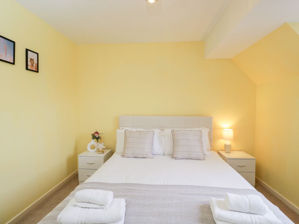 A bedroom with a bed and bedside table at 20 Honeycroft Bourton-On-The-Water