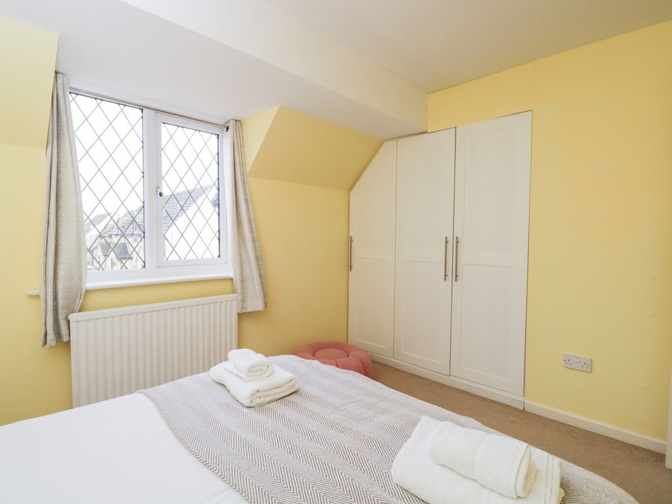 A bedroom with a bed and a wardrobe at 20 Honeycroft Bourton-On-The-Water
