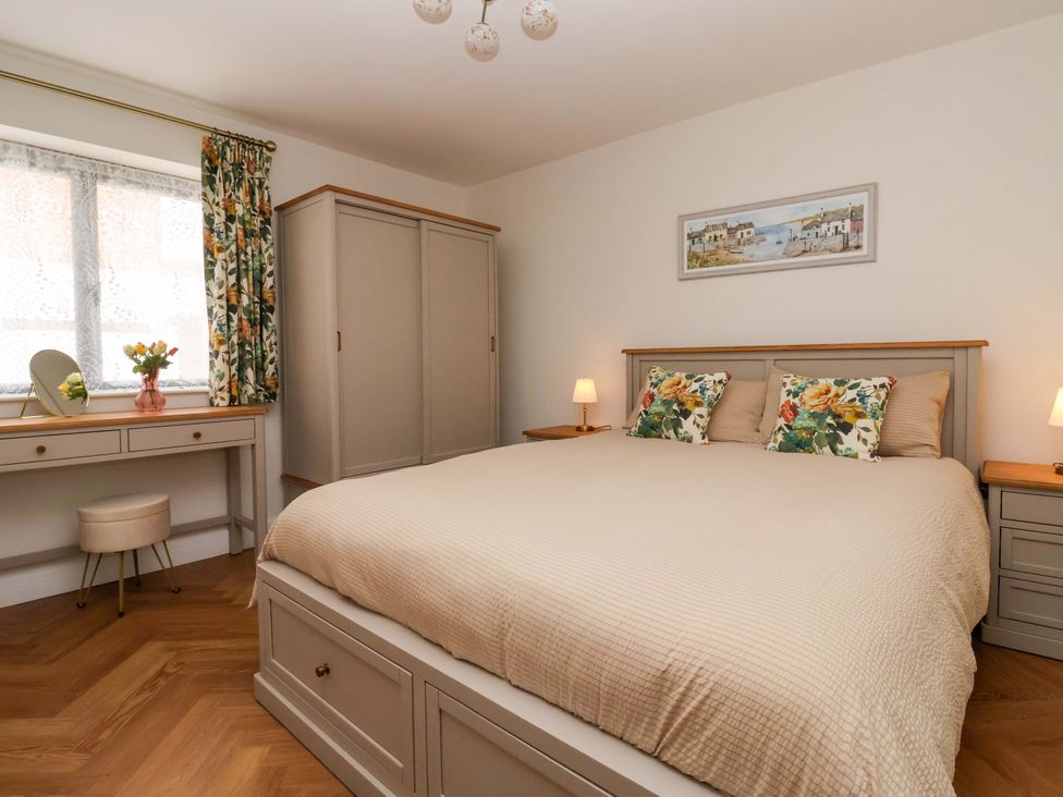 A bedroom with a bed and desk in The Old Bakehouse