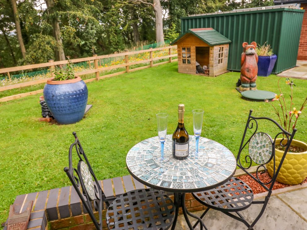 A garden with a table and chairs at The Nest in Wetheral