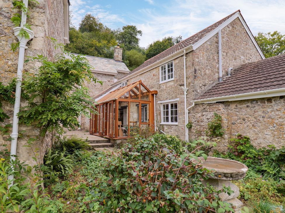 A conservatory near a stone house at Hole House in Branscombe