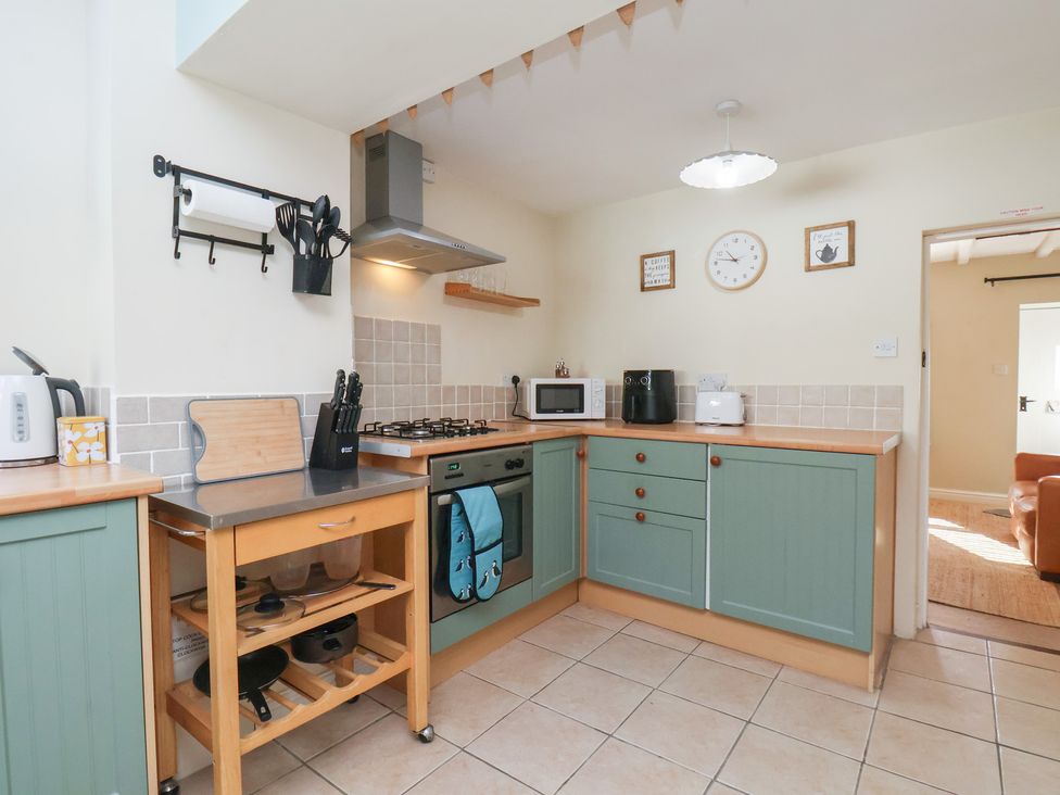 A kitchen with appliances and utensils at Puffin's Nest