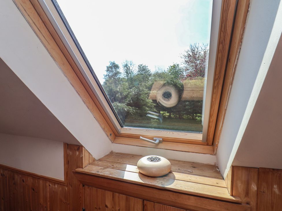 A skylight with a wooden shelf and decorative object at Horseshoe Cottage Ingleby Greenhow near Great Ayton