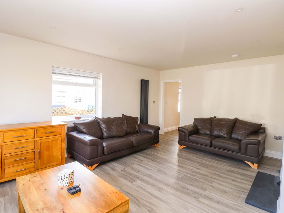 A living room with sofas and a coffee table at Morannedd in Morfa Nefyn