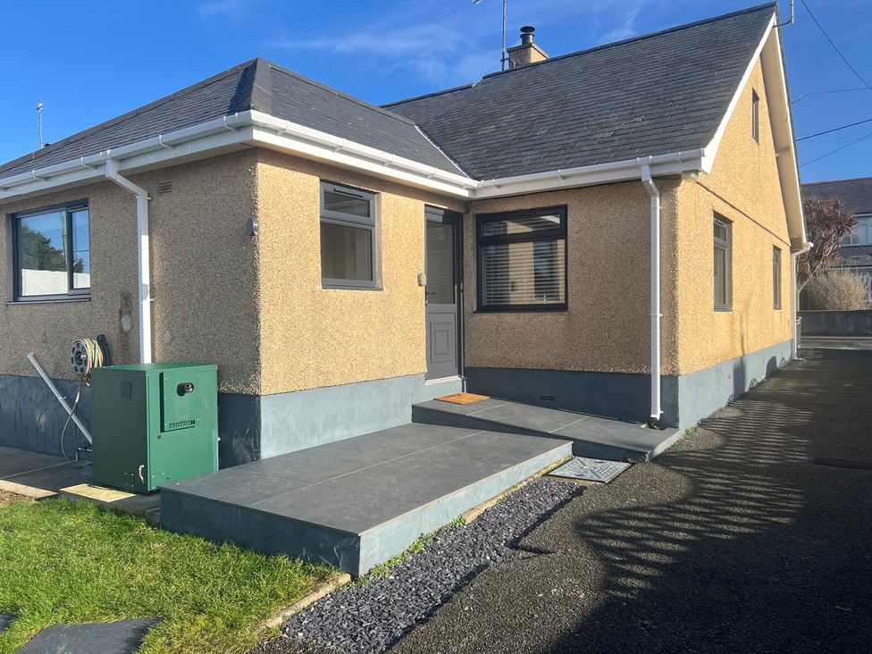 A house with a walkway and garden at Morannedd Morfa Nefyn