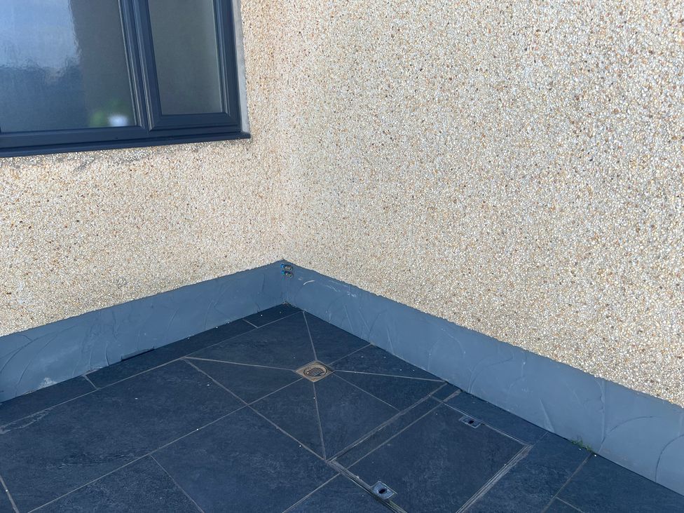A corner with a window and tiled floor at Morannedd in Morfa Nefyn