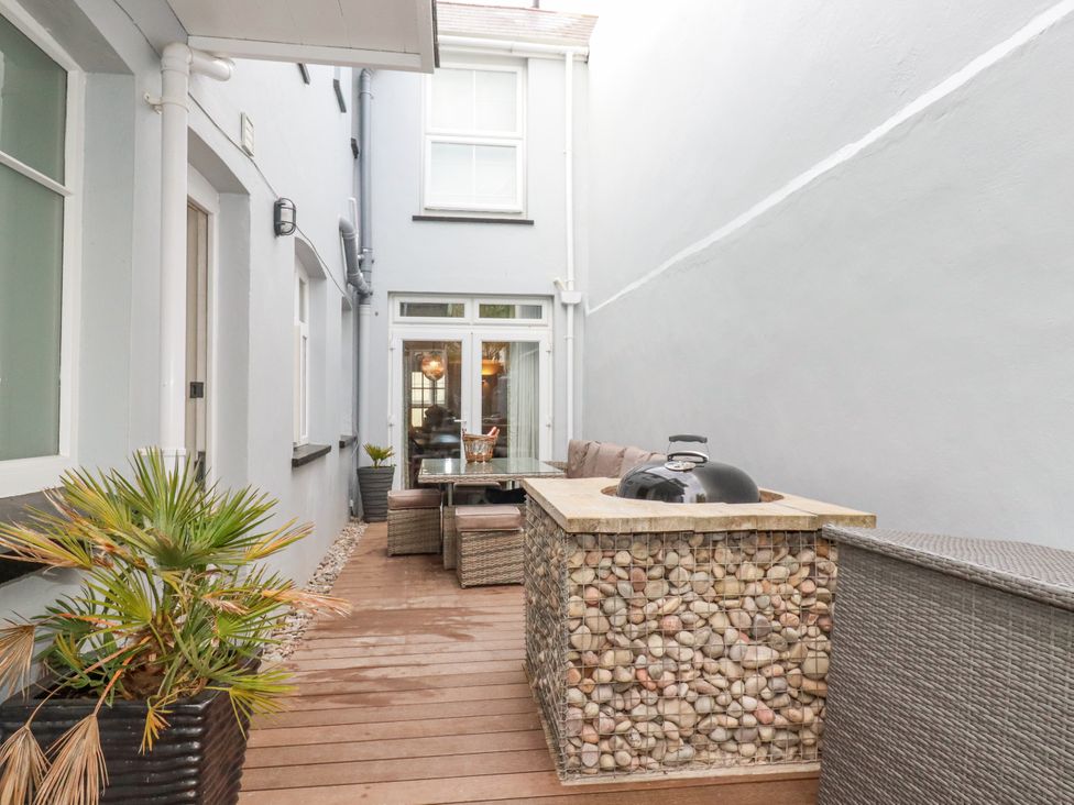 An outdoor area with seating and barbecue grill at Beach View House in Newquay