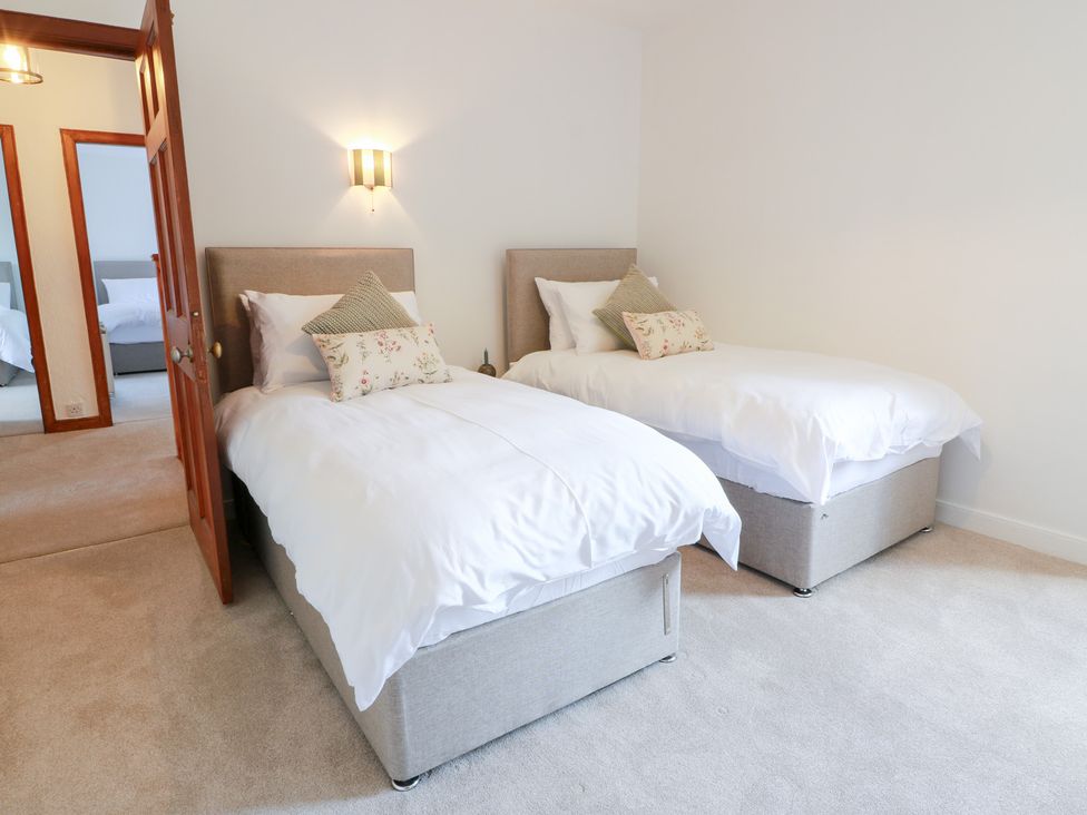 A bedroom with two single beds at Balsaggart Farm