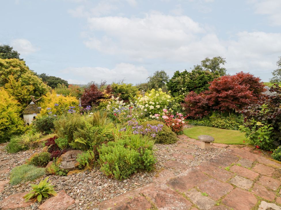 A garden with various plants and flowers at Balsaggart Farm