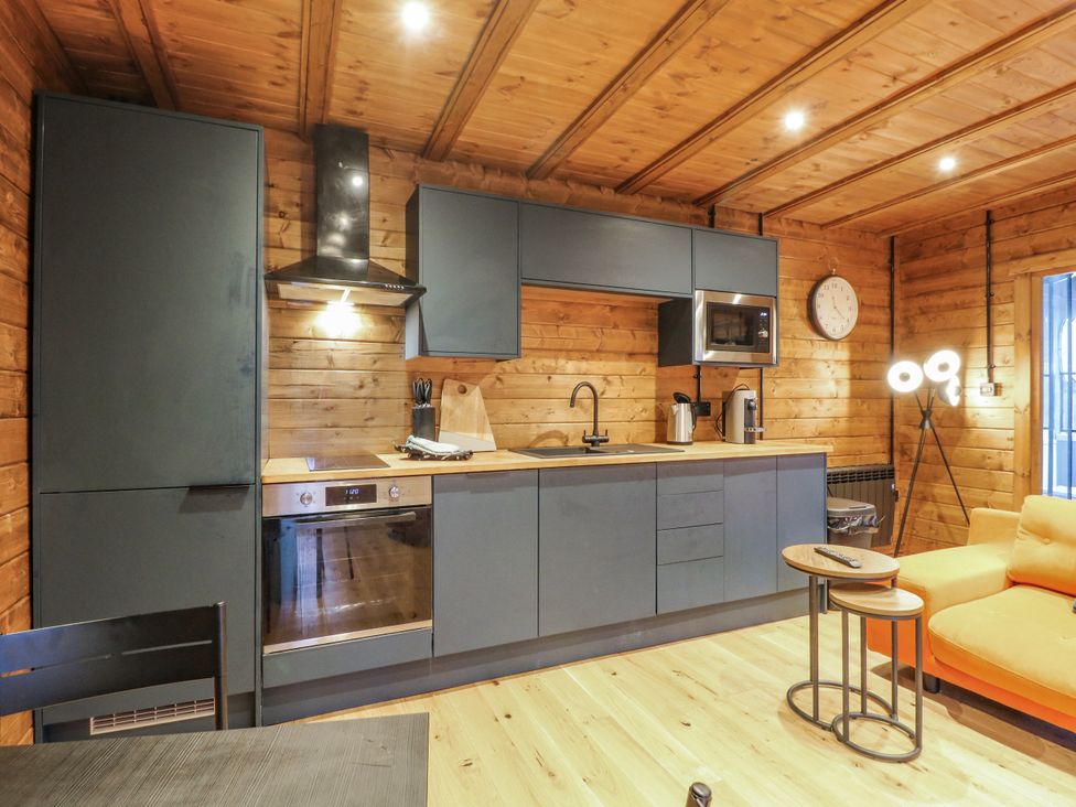 A kitchen with modern cabinets and appliances at Bee Hive in South Luffenham near Edith Weston