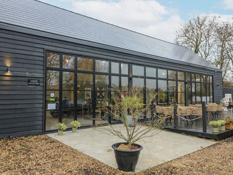 An outdoor reception area with seating and plants at Badger's Burrow in Edith Weston