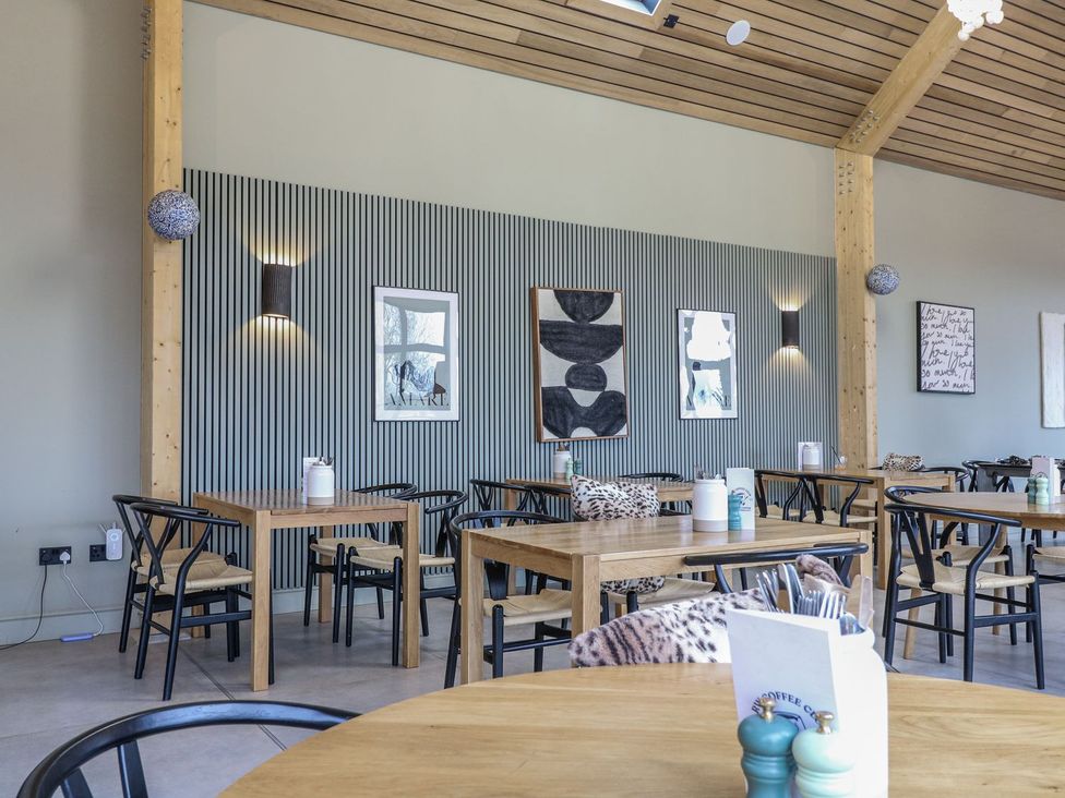 A dining room with tables and chairs at Badger's Burrow in Edith Weston