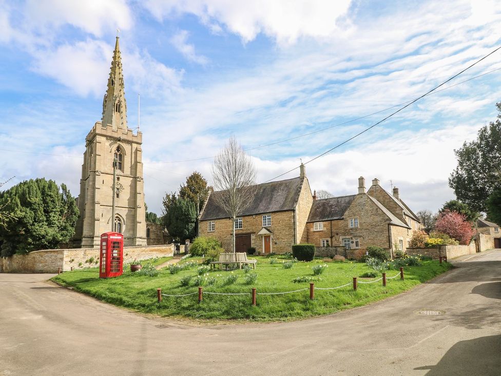A church and house with a garden at Badger's Burrow in Edith Weston