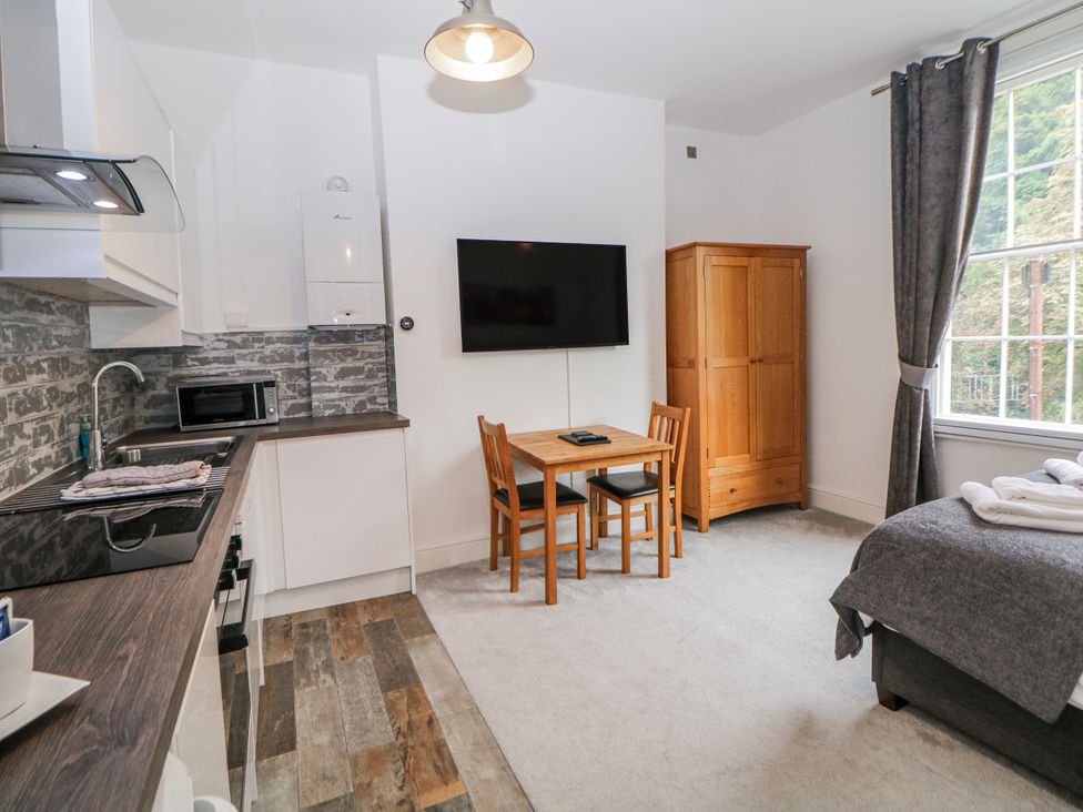 A studio with kitchen, dining area and bed at Masson (78) in Matlock