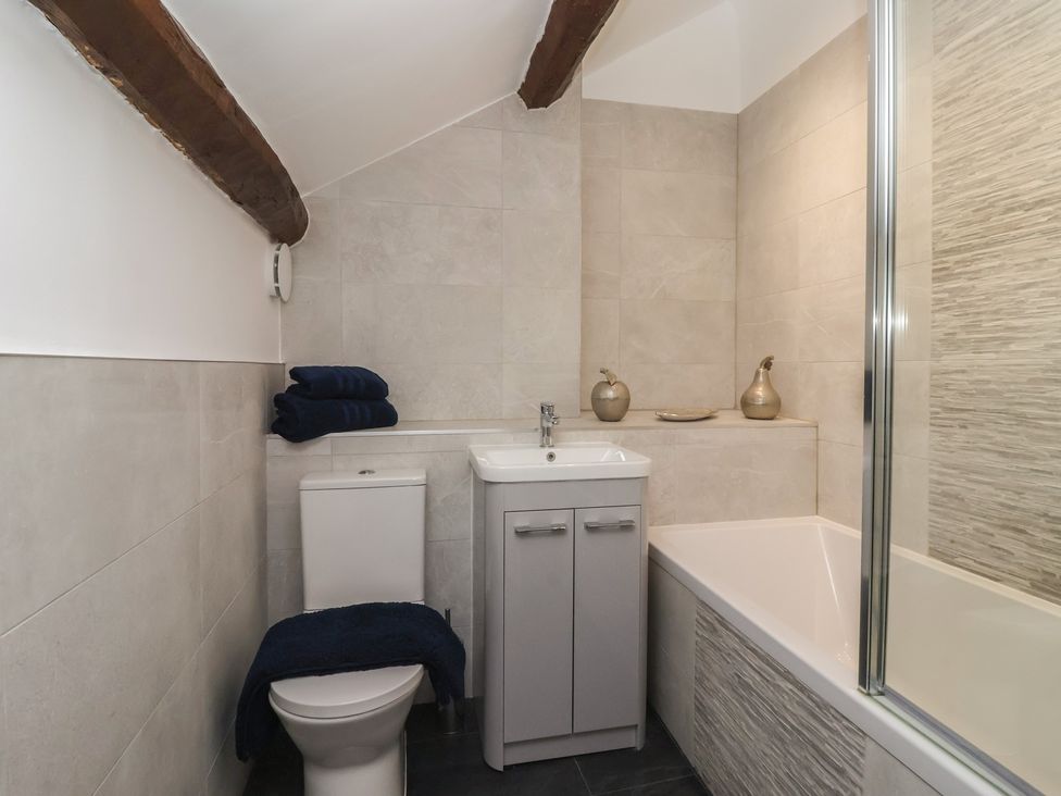 A bathroom with a bathtub and sink at Virginia Cottage in Skipton