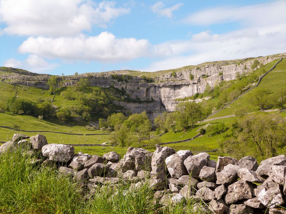 A landscape view with cliffs and greenery at Virginia Cottage in Winterburn