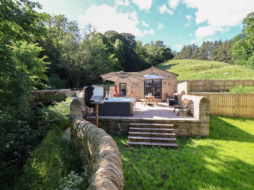 A garden with a hot tub and seating area at John's Lodge in Winterburn