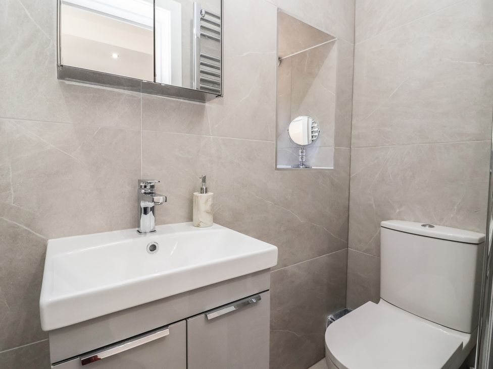 A bathroom with a sink and toilet at John's Lodge in Winterburn