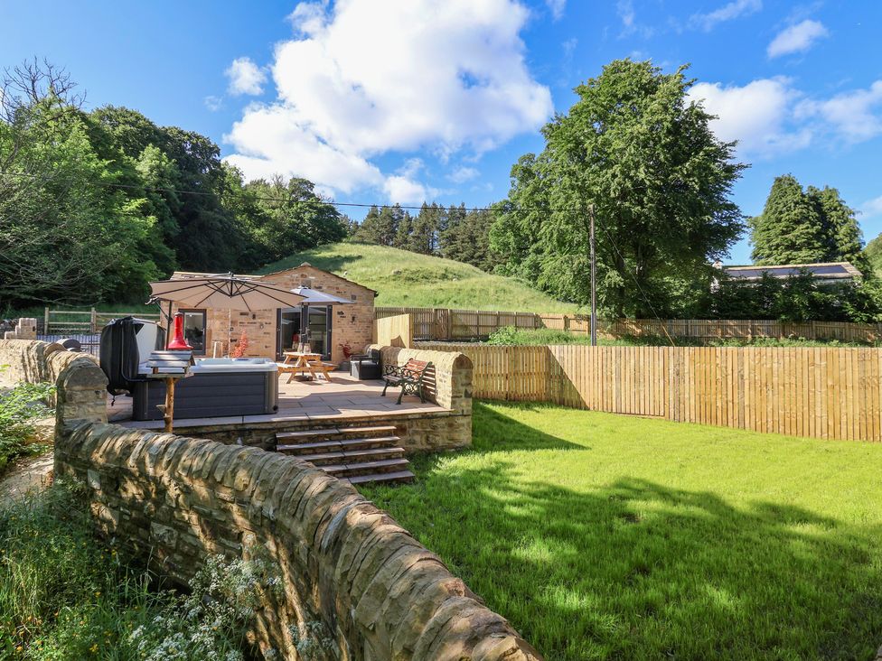 A garden with a patio and furniture at John's Lodge in Winterburn