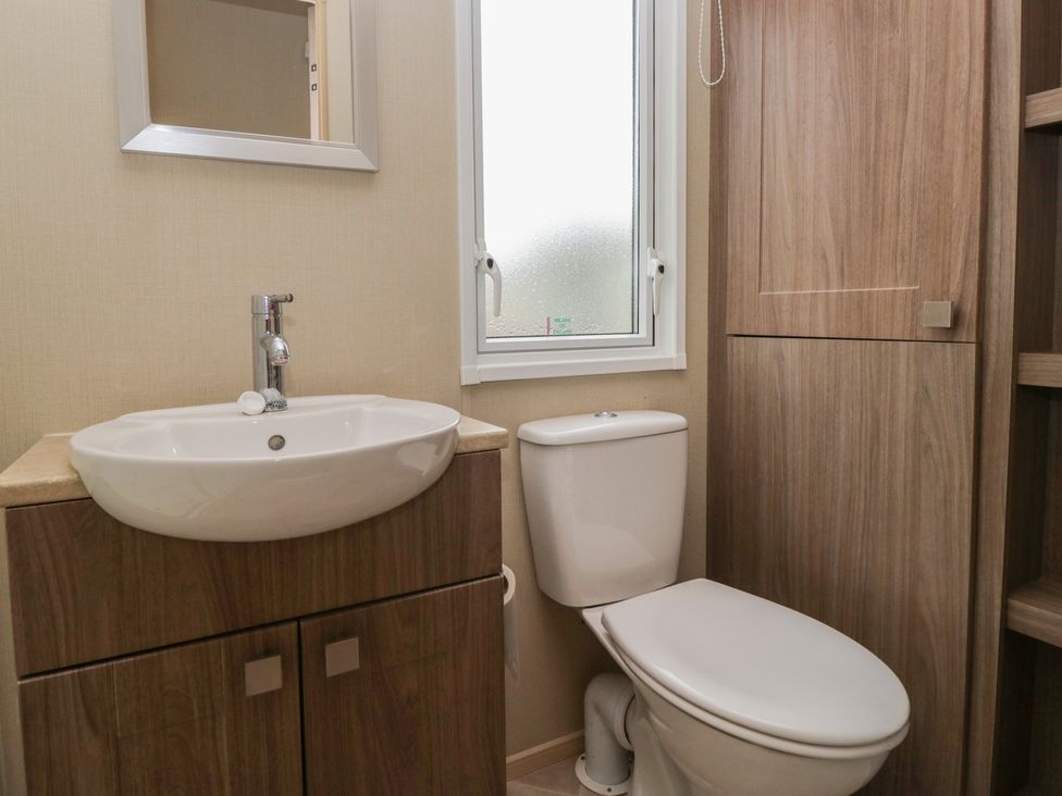 A bathroom with sink and toilet at Aspen in Denny