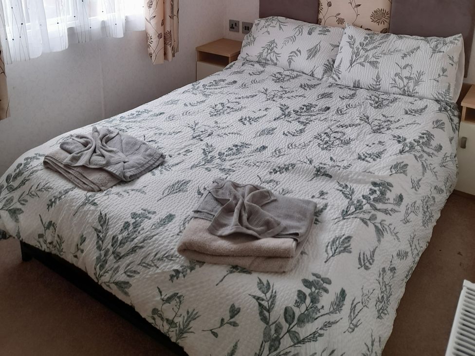 A bedroom with a bed and towels at Oak in Denny