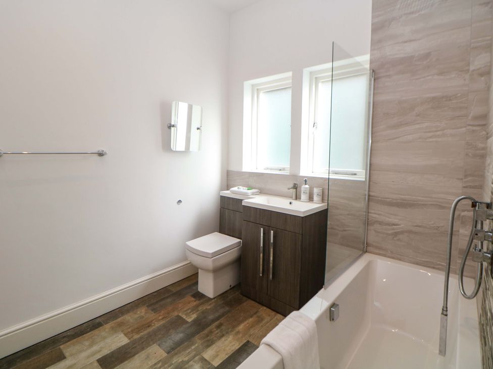 A bathroom with a sink, toilet, and bathtub at Lumsdale in Matlock Bath