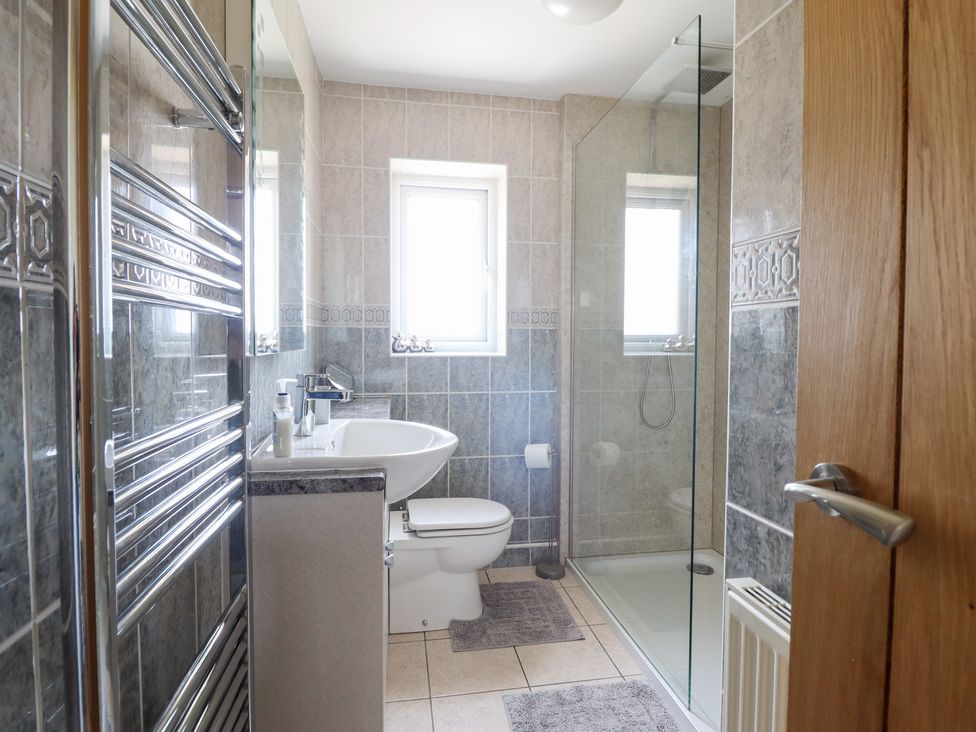 A bathroom with a shower, toilet, and sink at Ysgubor Newydd Parc Isaf Dyffryn Ardudwy