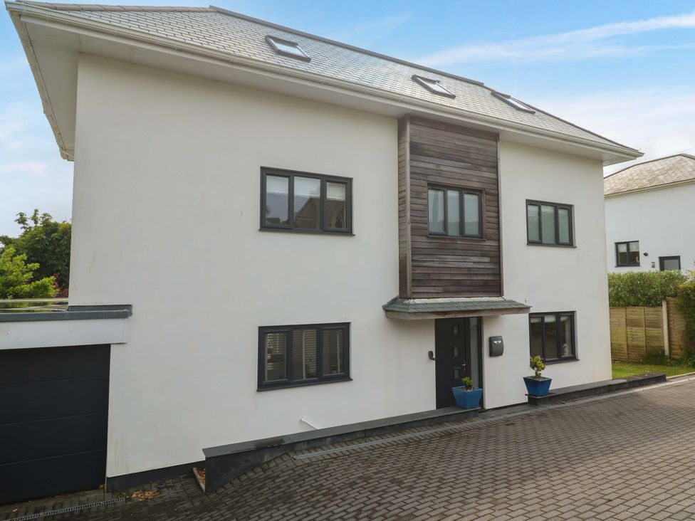 A house with multiple windows and a driveway at Miramar in St. Ives