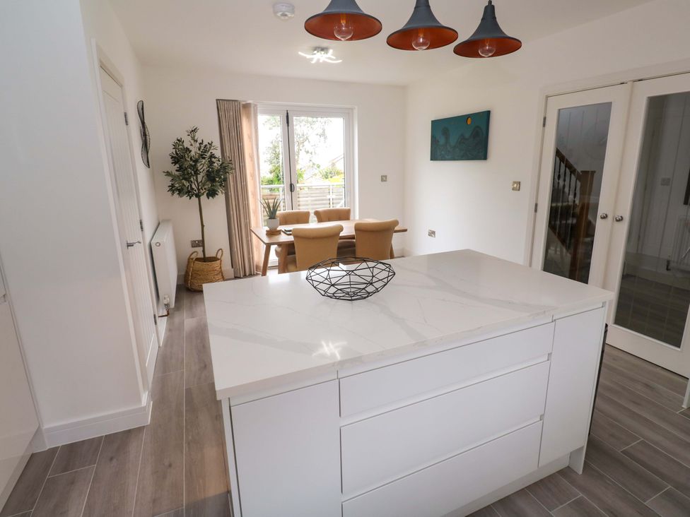 A kitchen with a dining area and a kitchen island at Miramar St. Ives