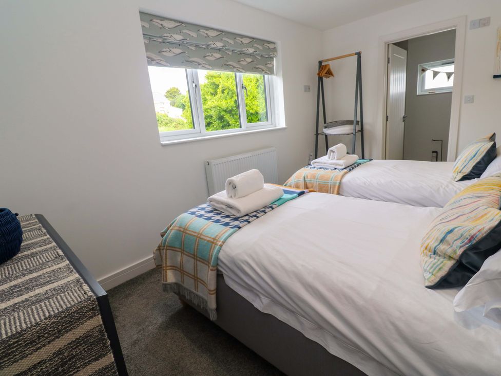 A bedroom with two beds and a window at Miramar St. Ives
