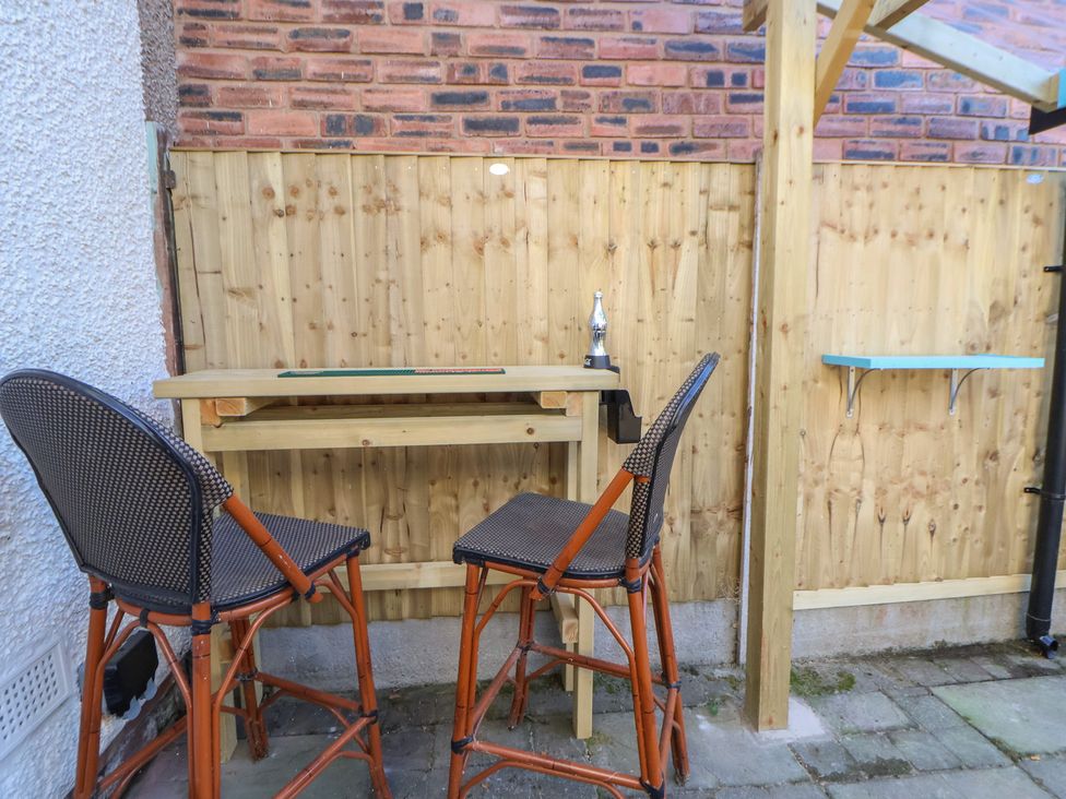 A table and chairs in an outdoor area at 57 Broadway West, Chester