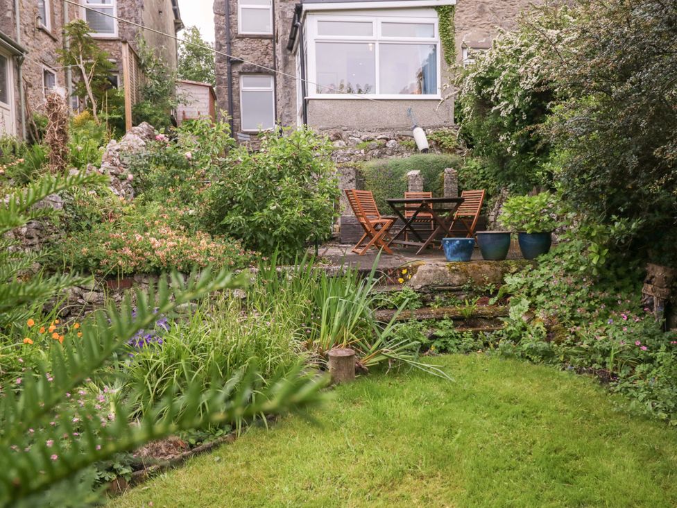 A garden with plants and a table with chairs at 28 Rock Villas in Carnforth