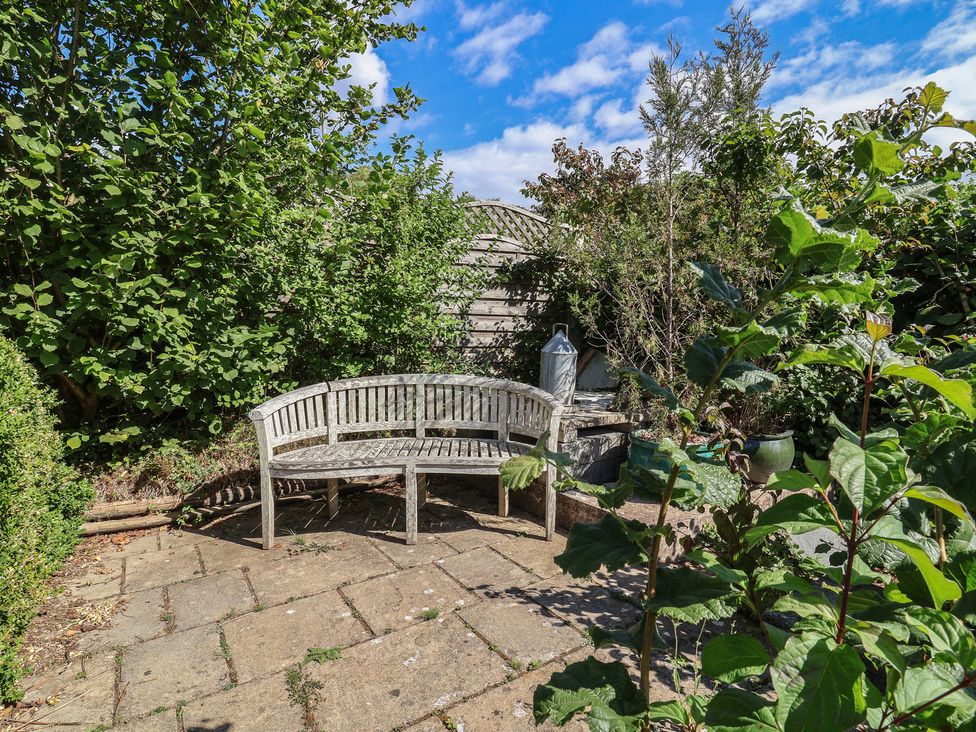 A garden with a bench and plants at Little Willesleigh in Goodleigh near Barnstaple