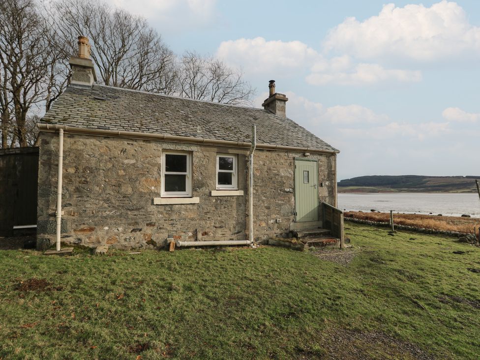 A cottage by the shoreline at South Lodge in Ardpatrick near Tarbert