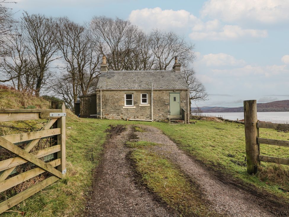 A house near a path and a gate at South Lodge in Ardpatrick near Tarbert