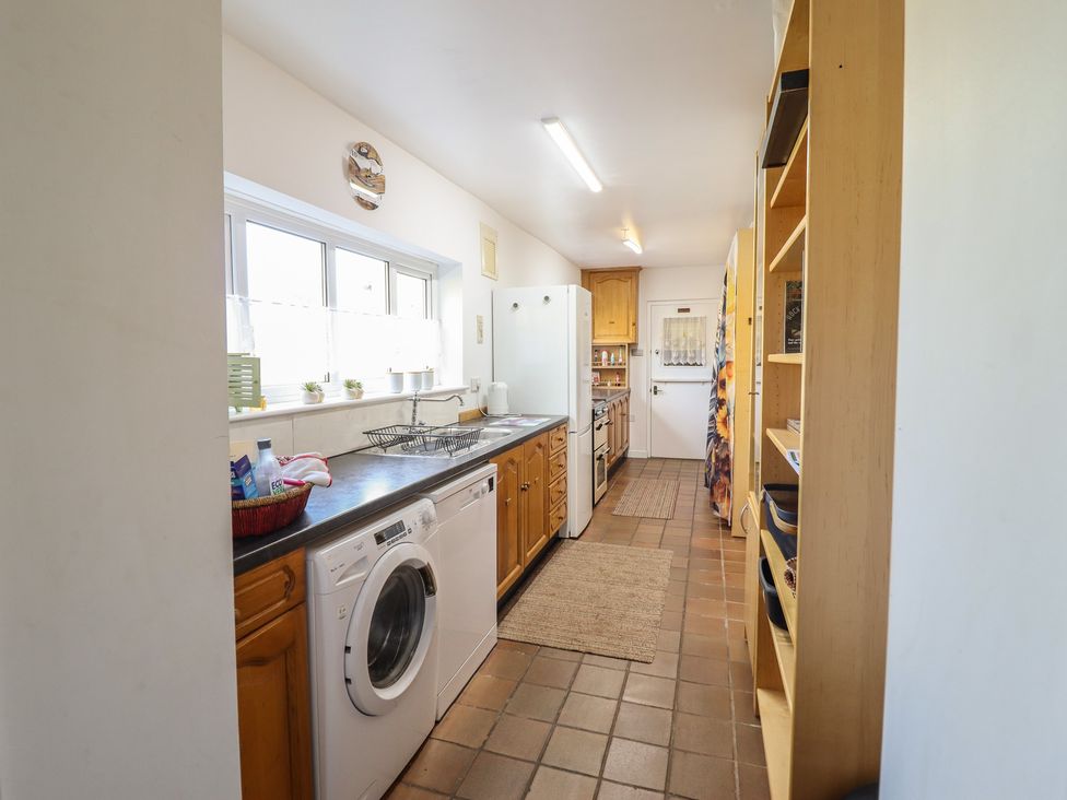 A kitchen with a washing machine and oven at Bryn Y Garreg Cottage - The Wireless Free Farm, Llangadfan near Llanwddyn