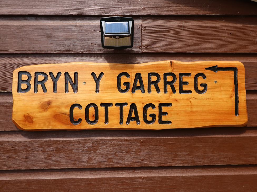 A sign for Bryn Y Garreg Cottage with an arrow pointing left at Bryn Y Garreg Cottage - The Wireless Free Farm Llangadfan near Llanwddyn