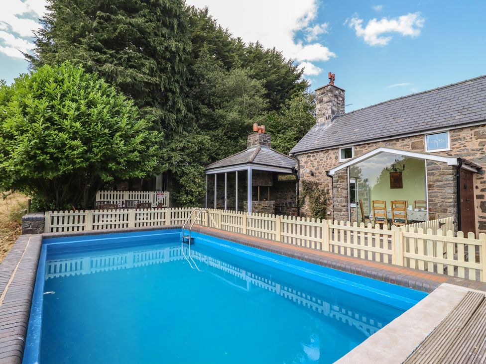 An outdoor area with a swimming pool and fenced yard at Bryn Y Garreg Cottage - The Wireless Free Farm, Llangadfan near Llanwddyn