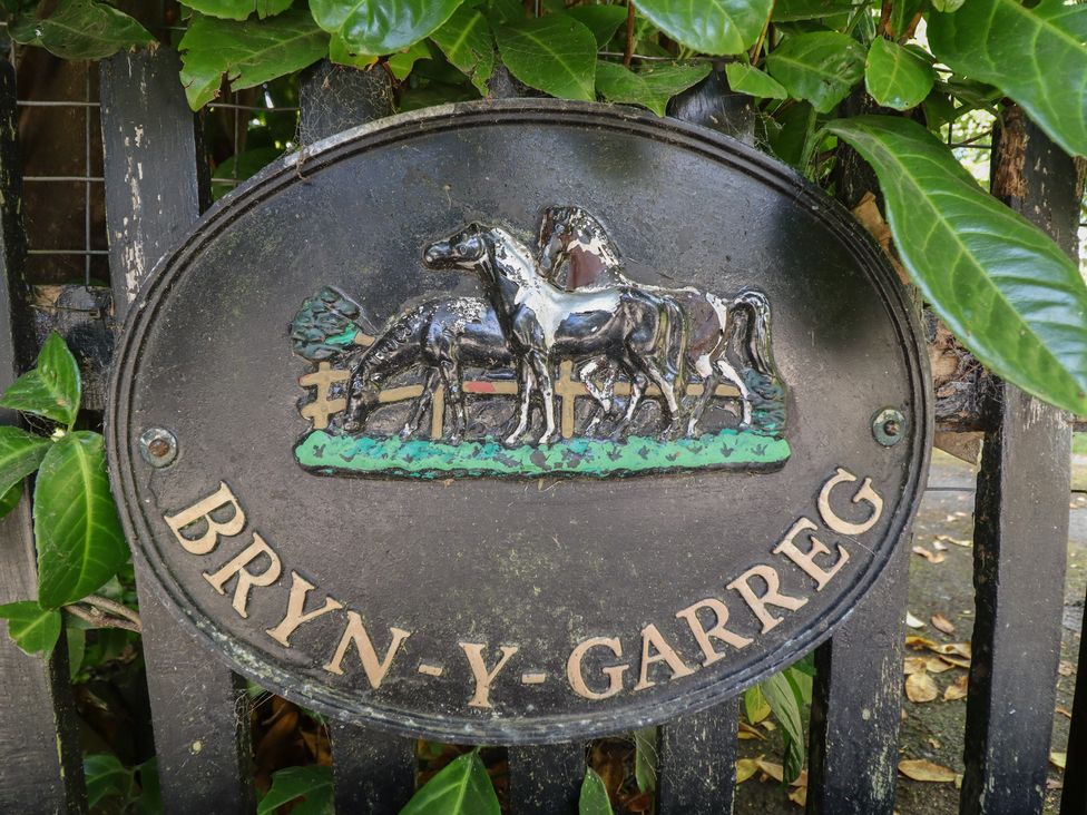 A sign with the name Bryn-Y-Garreg featuring horses at Bryn Y Garreg Cottage - The Wireless Free Farm in Llangadfan near Llanwddyn