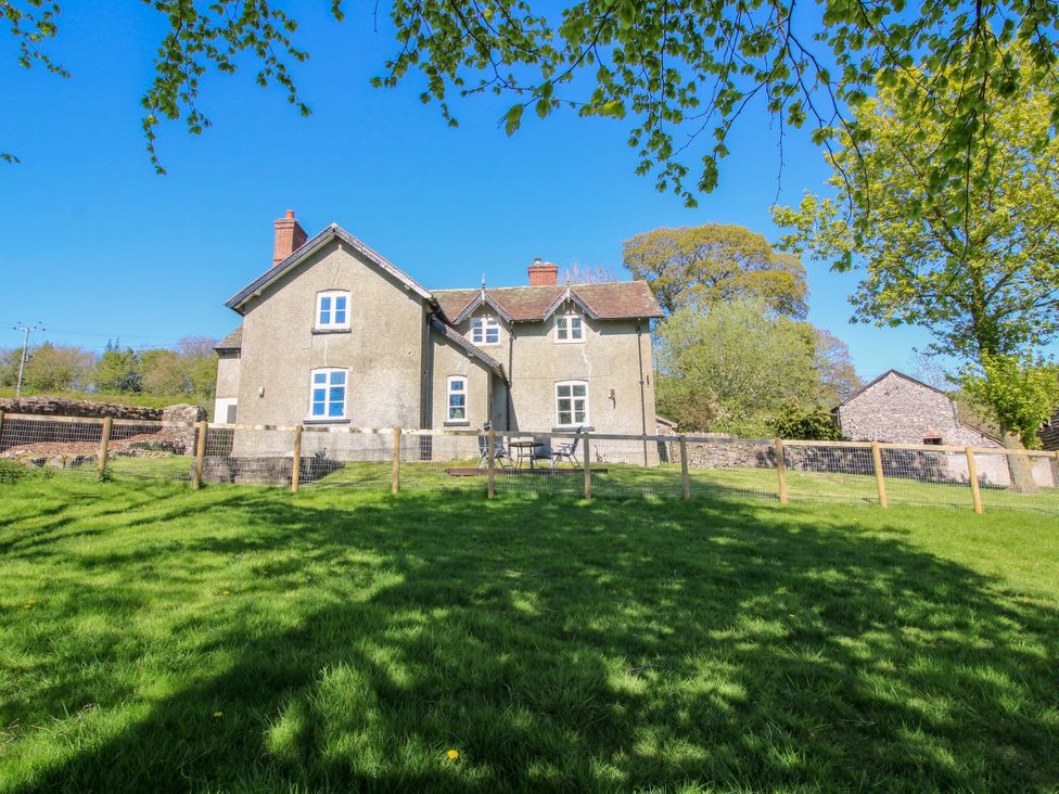 A house with garden and fence at Beach Farmhouse in Bishops Castle