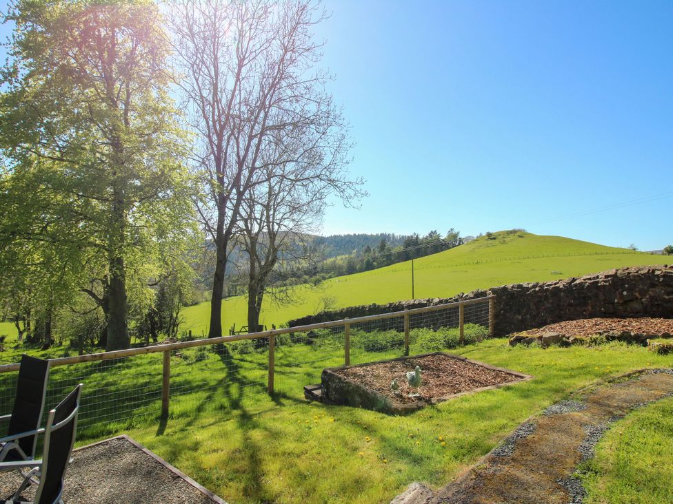 A view of a green field and trees at Beach Farmhouse in Bishops Castle