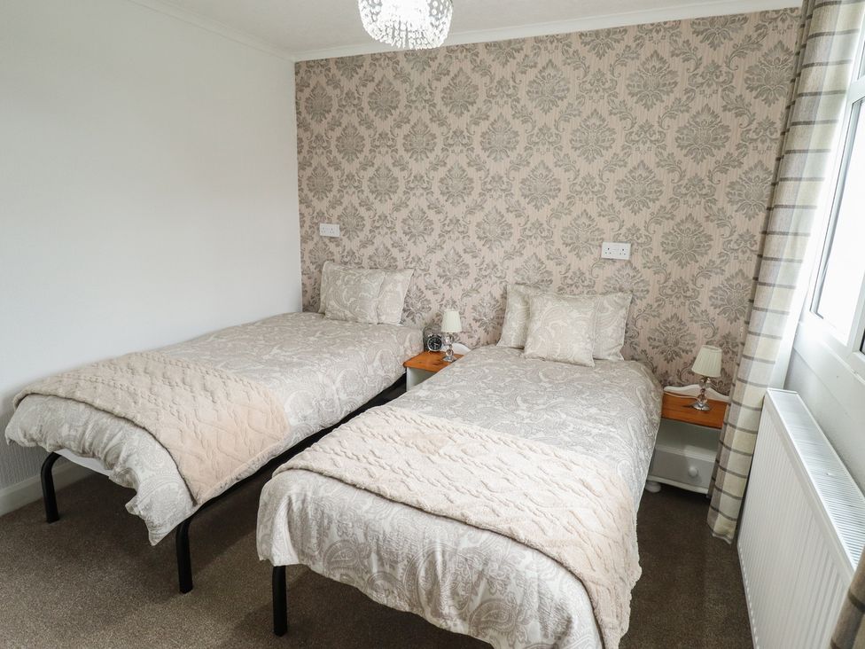 A bedroom with two single beds at Orby Cottage in Chapel St Leonards