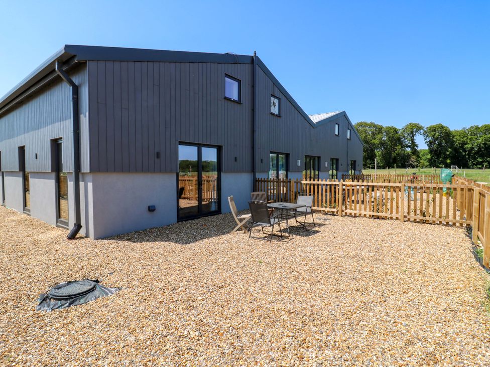 An outdoor area with a table and chairs at Little Yeat Farm in Aylesbury